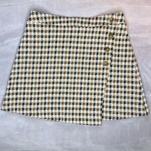 Houndstooth patterned skirt.